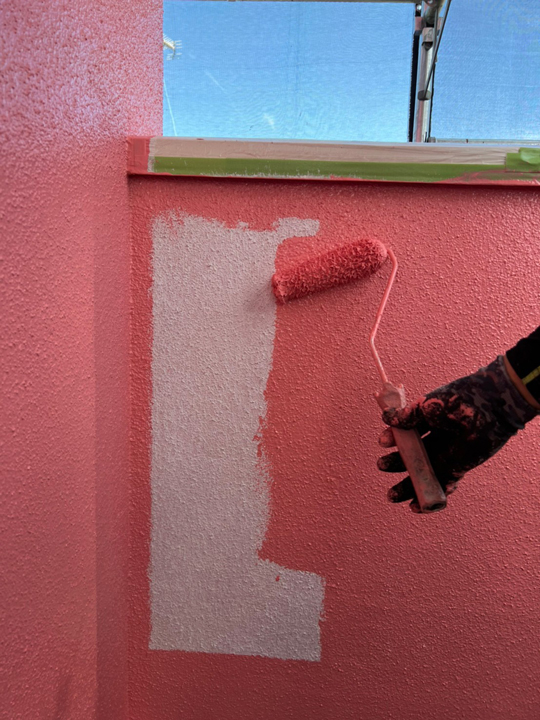 外壁の中塗りを行います。<br />
中塗りの段階で凹凸などのない平らでなめらかな下地をつくっておくことで、上塗りがきれいに塗れるため、より美しく仕上げることができます。