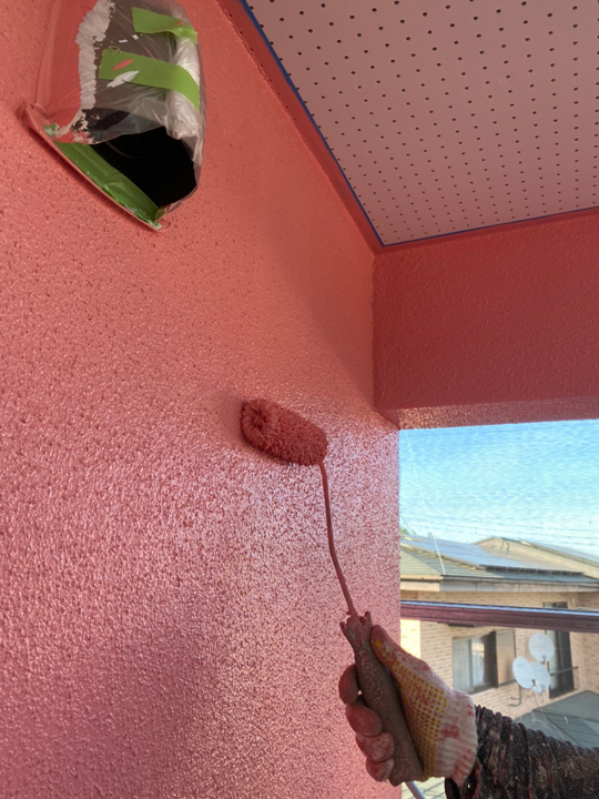 外壁の上塗りを行います。<br />
塗料の性能を十分に発揮させるためには、上塗りの塗装が必要不可欠です。