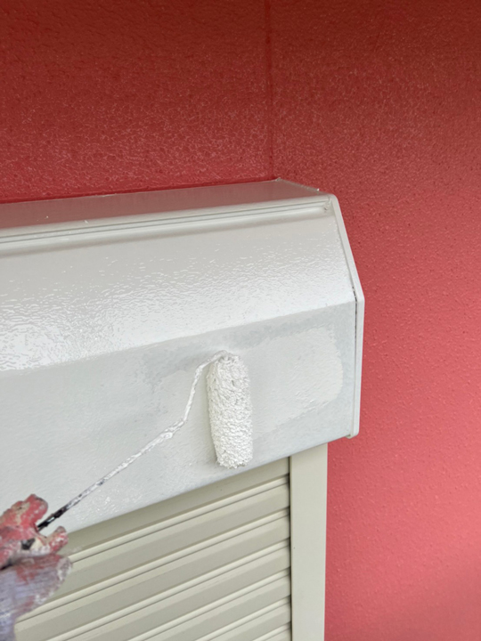 シャッターボックス・雨戸の塗装を行います。<br />
スチールでできているシャッターボックスや雨戸は劣化すると錆が発生してしまうので、錆を防ぐためにも塗装によるメンテナンスが必要です。