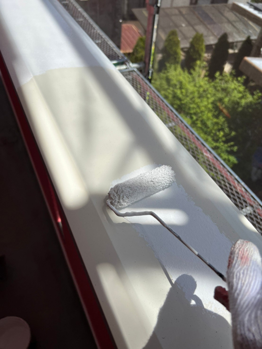 付帯部の塗装を行います。<br />
細かな塗装も手作業で丁寧に塗装していきます。