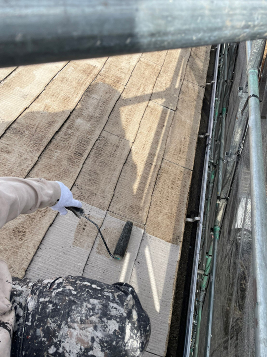 屋根の下塗りを行います。<br />
下塗りは屋根材と中塗り・上塗り塗料との接着力を強め、耐久性に優れた屋根塗膜を作り出す、大切な工程です。