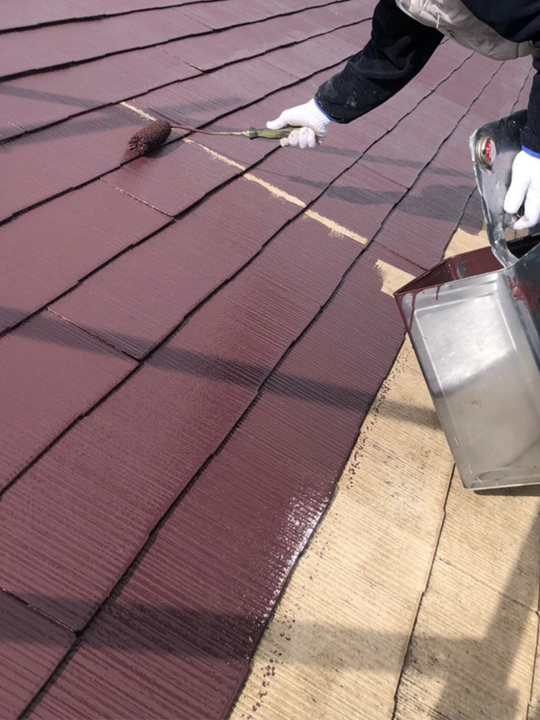 屋根の中塗りを行います。<br />
中塗りの段階で凹凸などのない平らでなめらかな下地をつくっておくことで、上塗りがきれいに塗れるため、より美しく仕上げることができます。