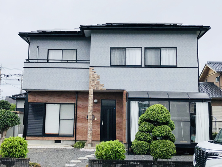 黒に塗装した屋根や付帯部は外観の印象をぐっと引き締めます。