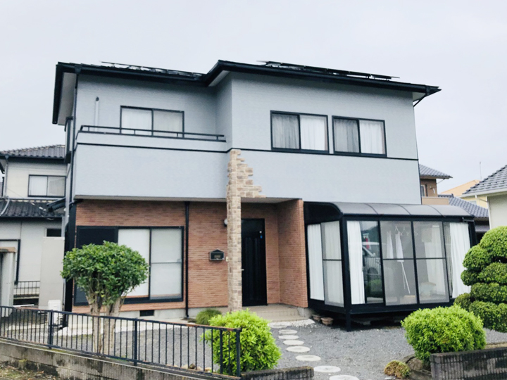 外壁とレンガ部分のツートンカラーが目を惹きます。