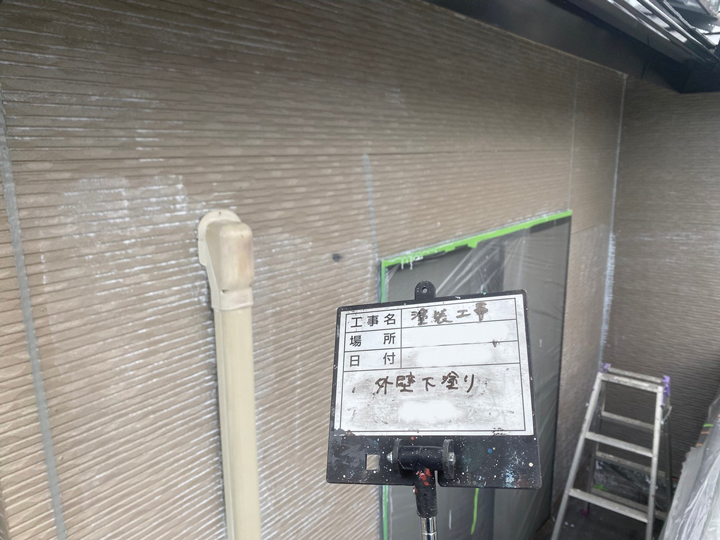 外壁の下塗りを行います。<br />
下塗りは外壁材と中塗り・上塗り塗料との接着力を強め、耐久性に優れた外壁塗膜を作り出す、大切な工程です。