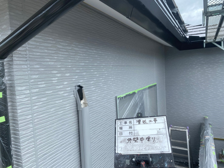 外壁の中塗りを行います。<br />
中塗りの段階で凹凸などのない平らでなめらかな下地をつくっておくことで、上塗りがきれいに塗れるため、より美しく仕上げることができます。