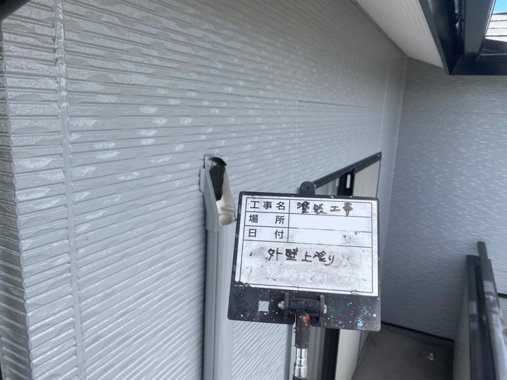 外壁の上塗りを行います。<br />
塗料の性能を十分に発揮させるためには、上塗りの塗装が必要不可欠です。