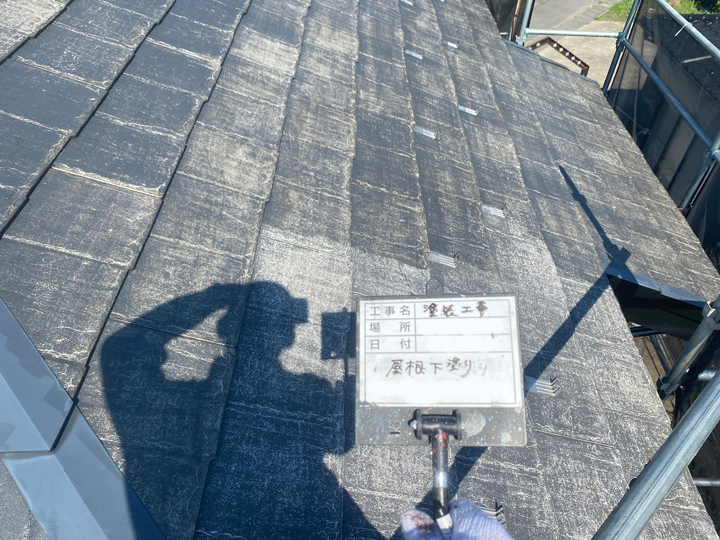 屋根の下塗りを行います。<br />
ファインパーフェクトベストは、独自技術によりシリコングレードを超える優れた耐候性を備え、 塗りたての美しさを長期間保つことができます。