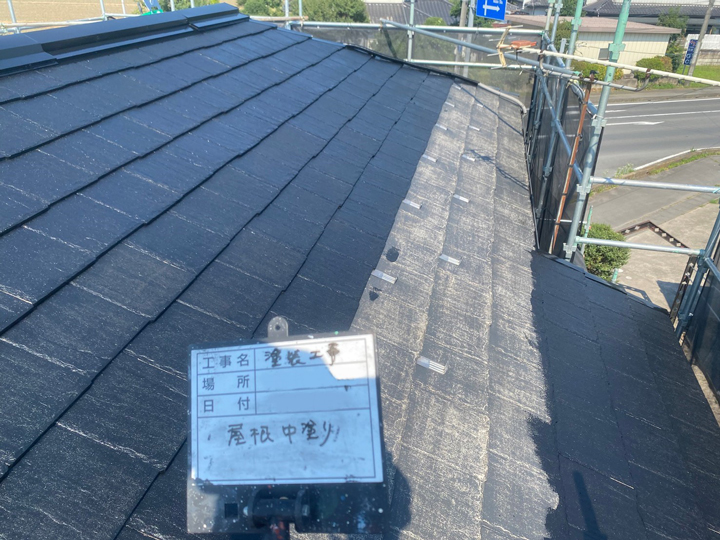 屋根の中塗りを行います。<br />
また、ファインパーフェクトベストは、藻やかびの発生を抑制し建物の美観を維持します。