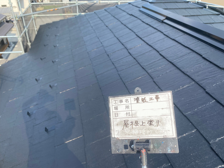 屋根の上塗りを行います。<br />
塗膜の劣化の原因となるラジカルを制御することができるため、劣化を防ぐことができ、優れた耐用年数を期待することができます。