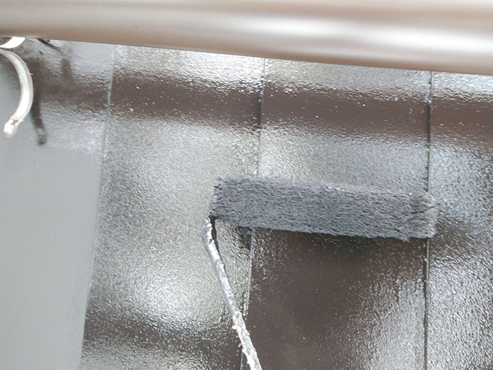 屋根の中塗りを行います。<br />
屋根の劣化を放置すると雨が入り込みやすくなり建物内部の腐食が発生しやすくなります。
