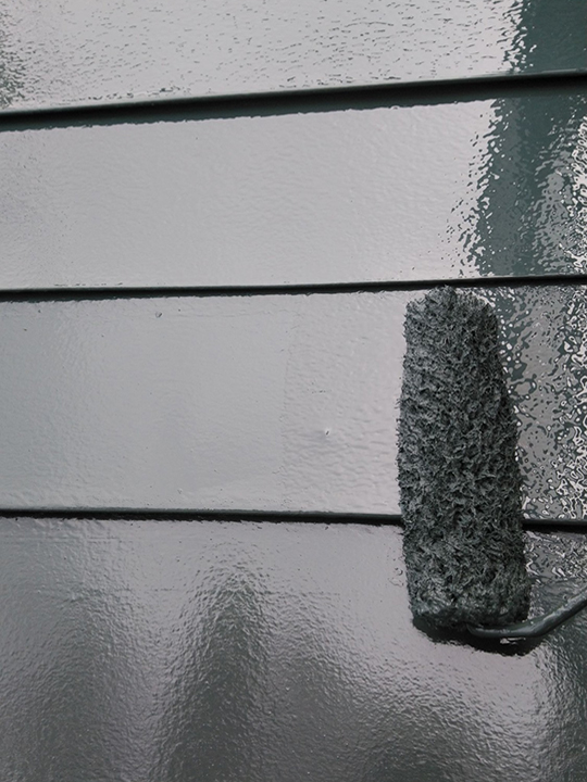 屋根の上塗りを行います。<br />
屋根の劣化を防ぎ雨漏りを防止するために適切なタイミングで塗装することが大切です。