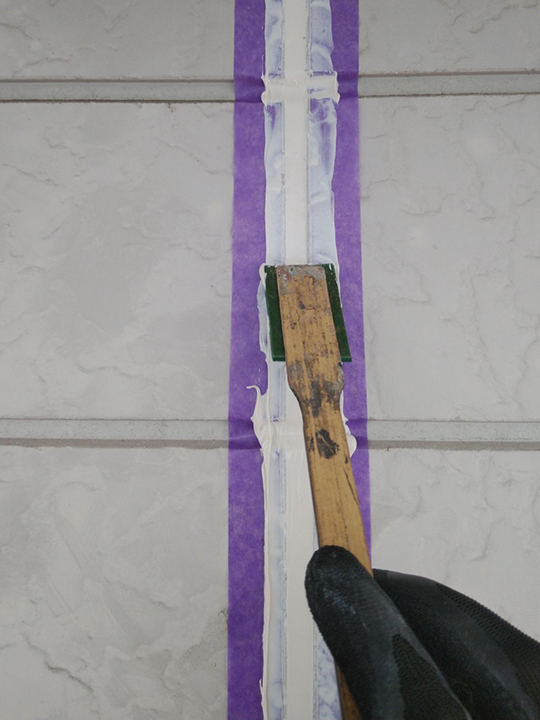 コーキングの充填とヘラ押えを行います。<br />
コーキングとは、建築物において目地剤などで隙間を塞ぐ作業を指し、気密性や防水性を高めることを目的としておこなわれます。