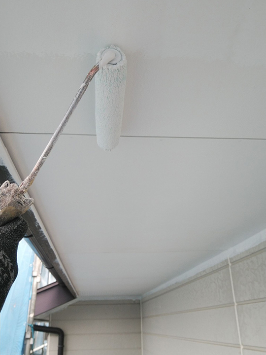 軒天の塗装を行います。<br />
軒天井を定期的に塗装することで見た目を良くすることはもちろん、水の刺激から建材を守り腐食や変形を防ぐことも重要となってきます。