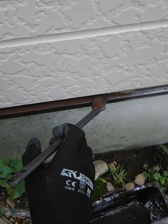 水切りの塗装を行います。<br />
水切りの素材はスチールか金属で造られていることが多く、長い間放置するとサビが発生しやすくなるため、サビを防ぐために塗装が必要です。<br />
<br />
