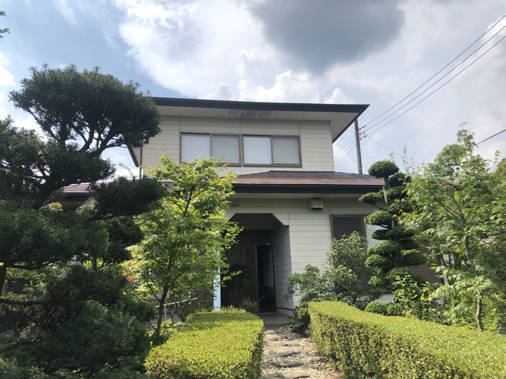 施工前の外観のお写真です。<br />
一見、劣化していないように見えますが、経年劣化により艶がなくなり、コーキングも劣化していました。