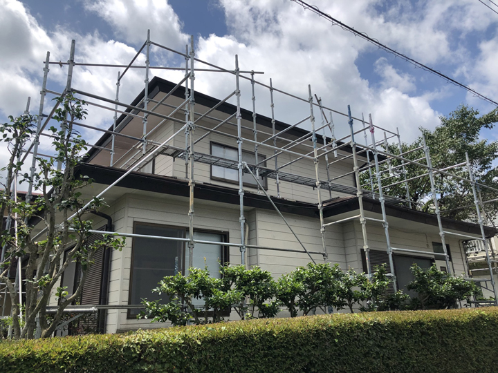 足場を設置していきます。<br />
作業の安全性を確保するとともに近隣への塗料飛散なども防止するために設置します。