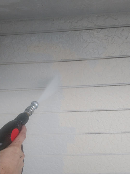 高圧洗浄を行います。<br />
高圧洗浄作業は、せっかく塗装した塗料がたった数年で剥がれてしまわないように、外壁の表面にある古い塗膜を取り除くために行います。