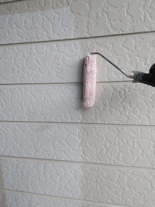 外壁の下塗りを行います。<br />
下塗りは外壁材と中塗り・上塗り塗料との接着力を強め、耐久性に優れた外壁塗膜を作り出す、大切な工程です。