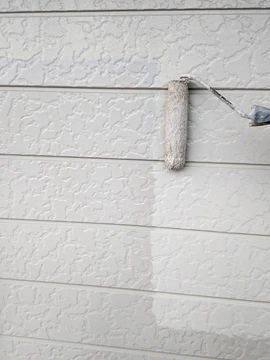 外壁の中塗りを行います。<br />
中塗りの段階で凹凸などのない平らでなめらかな下地をつくっておくことで、上塗りがきれいに塗れるため、より美しく仕上げることができます。