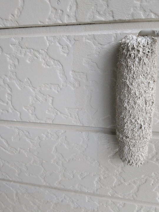 外壁の上塗りを行います。<br />
塗料の性能を十分に発揮させるためには、上塗りの塗装が必要不可欠です。