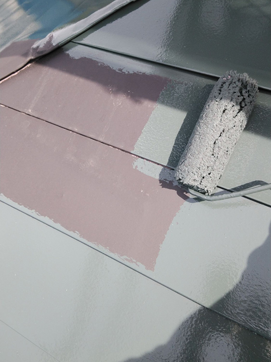 屋根の下塗りを行います。<br />
屋根塗装の目的は外観の美しさを維持するほか、屋根の劣化を防ぎ雨漏りを防止することなどがあります。