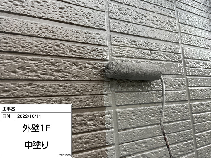 1階部分の外壁の中塗りを行います。<br />
中塗りの段階で凹凸などのない平らでなめらかな下地をつくっておくことで、上塗りがきれいに塗れるため、より美しく仕上げることができます。