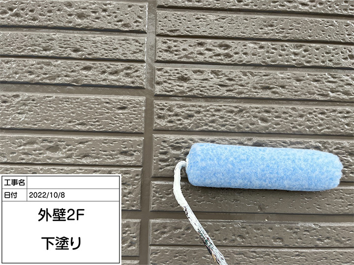 2階部分の外壁の下塗りを行います。<br />
ファインパーフェクトトップはすぐれた耐候性と安心の品質で、美しく鮮やかに住まいを塗り替えます。