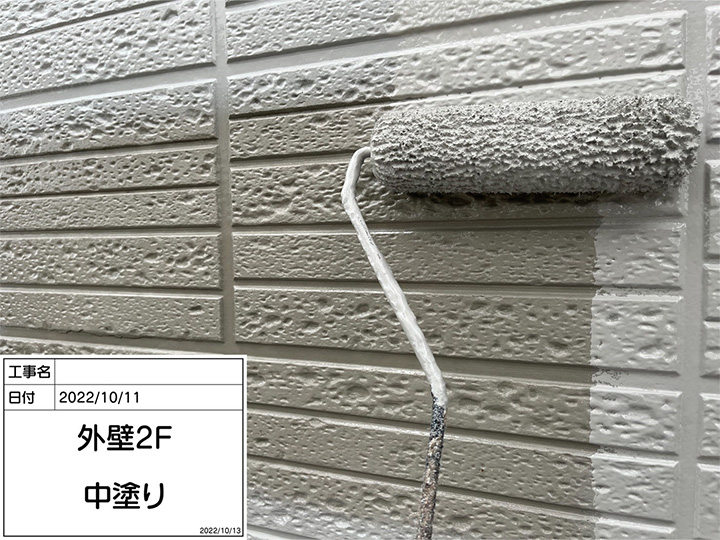 2階部分の外壁の中塗りを行います。<br />
高耐候酸化チタンと光安定剤によるW効果で耐候性を高める「ラジカル制御技術」により、塗りたての美しさを長期間保ちます。