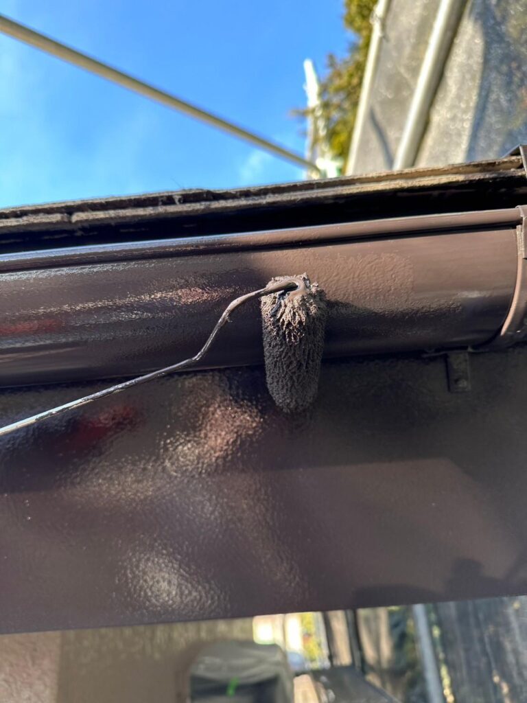 付帯部にも塗料を塗り進めていきます。色ムラが出ないように小さなローラーを使用するのがポイントです。