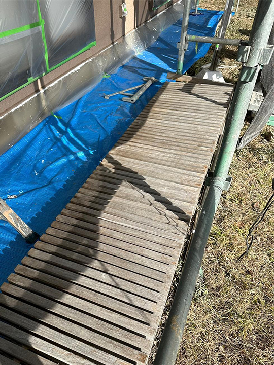 付帯部の縁側も、経年劣化で塗装の剥げやくすんでいるのが分かります。