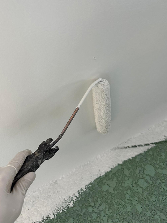 軒天の塗装を行います。<br />
塗料をローラーで薄くのばすことによって密着度がかなり上がります。