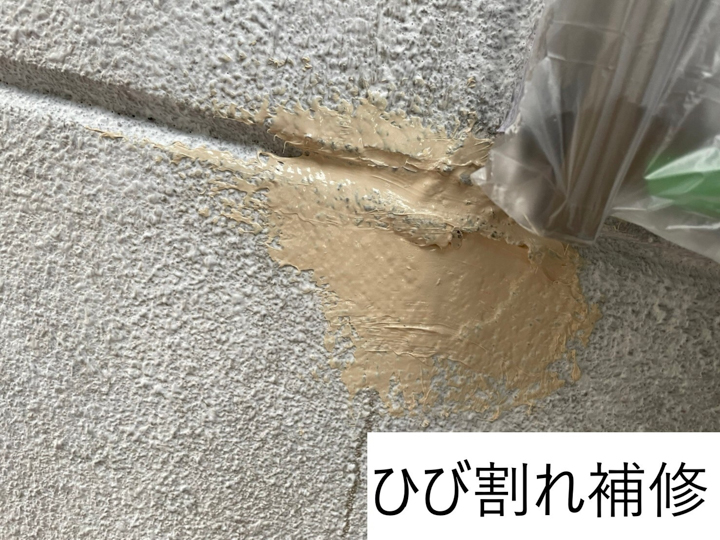 ヒビ割れの補修から行っていきます。<br />
このようなヒビ割れが雨漏りに繋がるのでしっかり補修します。