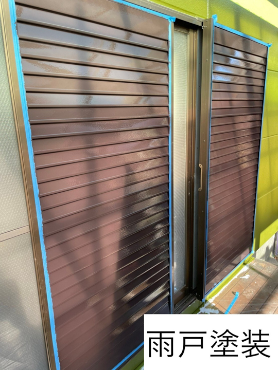 雨戸の塗装を行います。<br />
外壁のグリーンにぴったりなブラウンに塗装します。