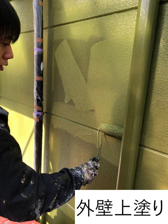 外壁の上塗りを行います。<br />
塗料の性能を十分に発揮させるためには、上塗りの塗装が必要不可欠です。