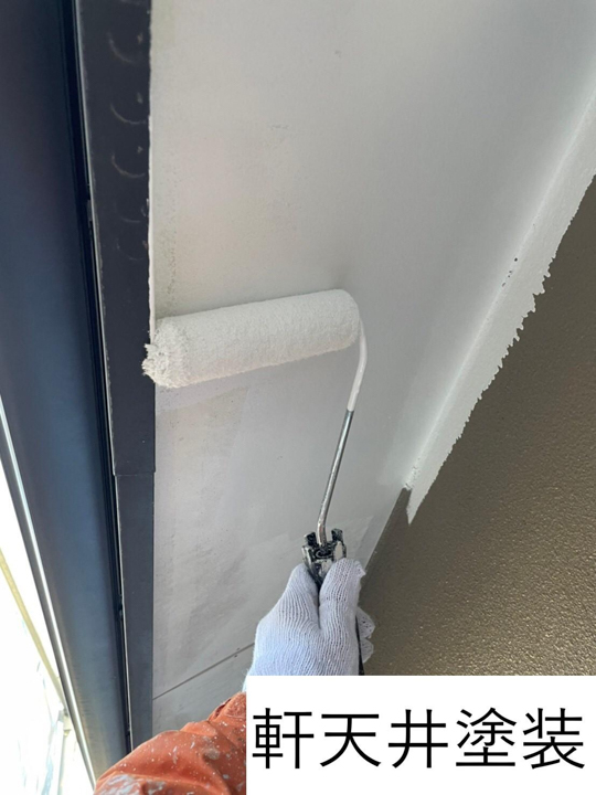 軒天の塗装を行います。<br />
細かな塗装も手作業で丁寧に塗装していきます。