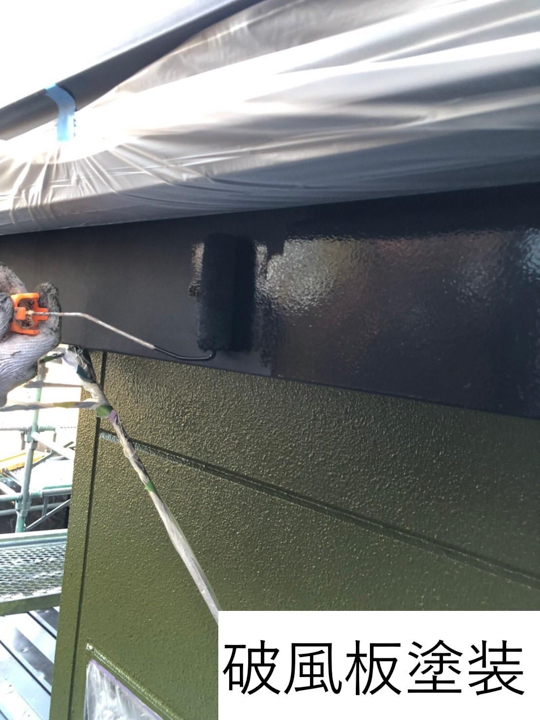 破風板の塗装を行います。<br />
破風板は建物から雨や風を防ぐために大切な役割を担っています。