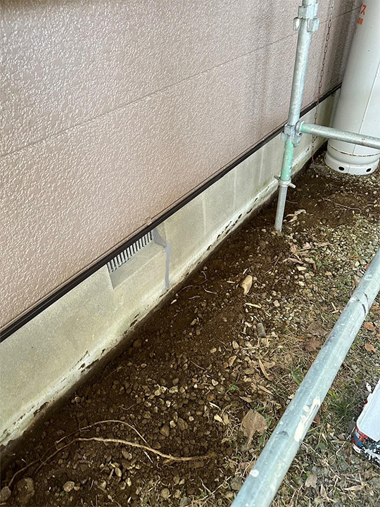 庭に面する部分は水切りが劣化して「剥がれ」が汚れとなり目立っています。