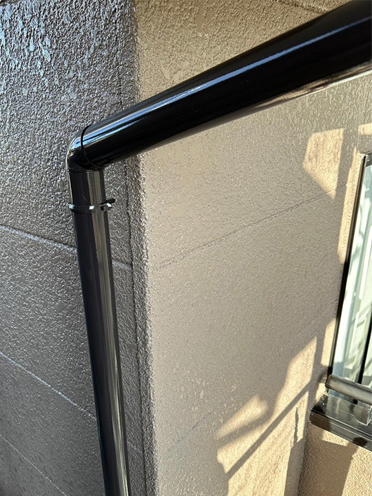 ブラウンに塗装した付帯部は艶々と輝く美しい仕上がりになりました。雨水が直接通る場所なので防水対策はばっちりです。