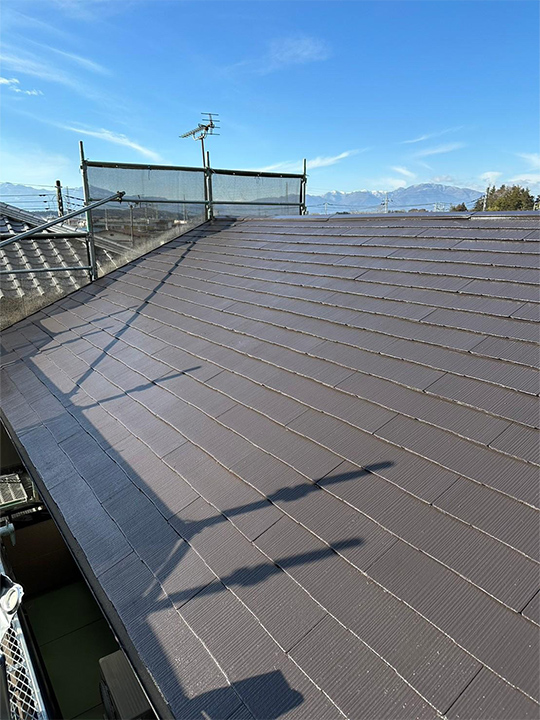 施工後の屋根の外観のお写真です。高圧洗浄でしっかり汚れを落としてから塗装を重ねたので塗りムラの少ない美しい屋根が完成しました。