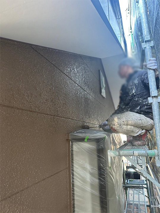 外壁の重ね塗りを行います。塗料の性能を十分に発揮させるためには、必要不可欠な作業です。