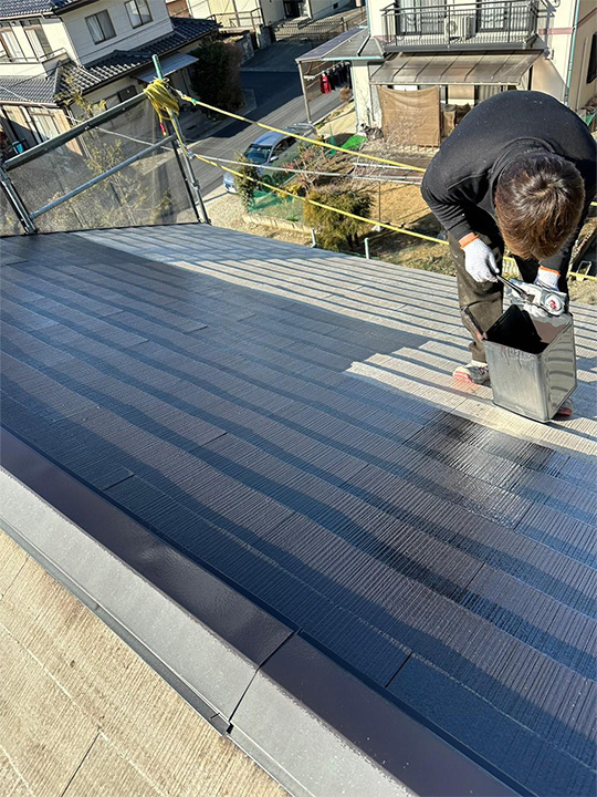 塗料を均一に塗り広げることで、ムラのない美しい屋根に仕上がります。塗料が屋根に密着し、均一な塗膜が形成されるように丁寧に行います。