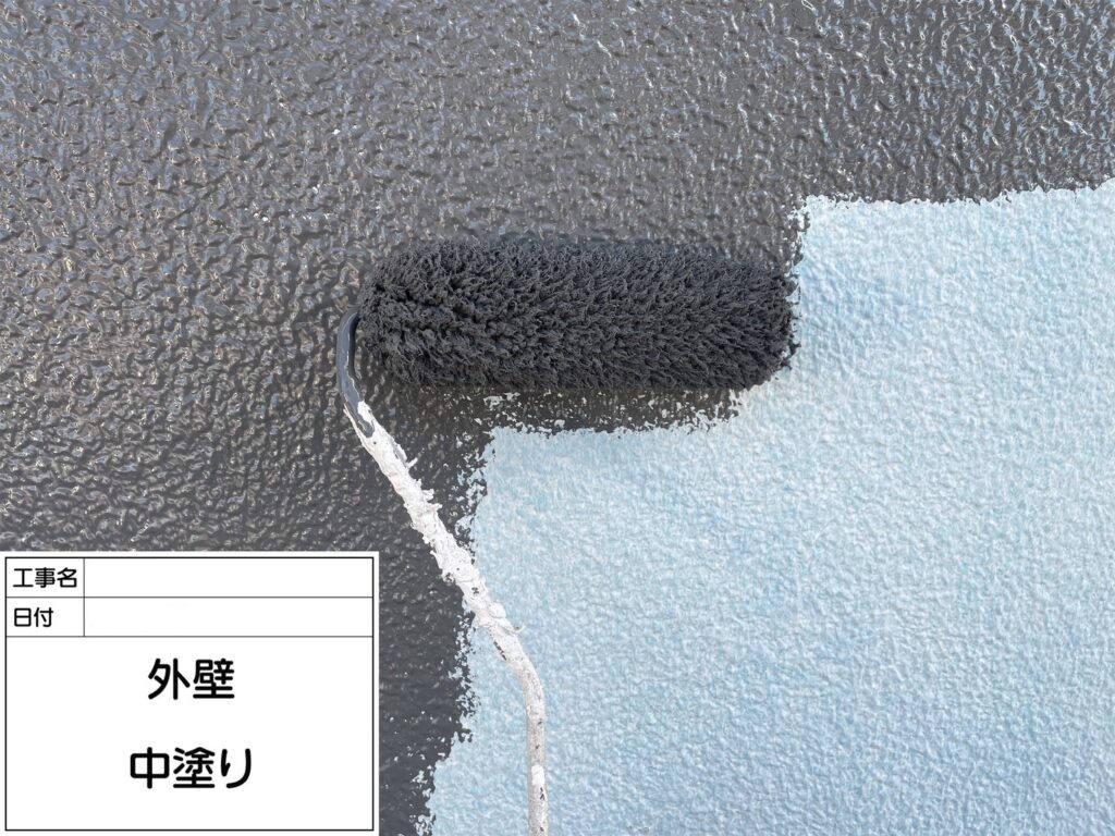 外壁の中塗りです。重ねて塗装することで、凹凸などのない平らでなめらかな下地を塗り、次の塗装がきれいに塗れるため、より美しく仕上げることができます。
