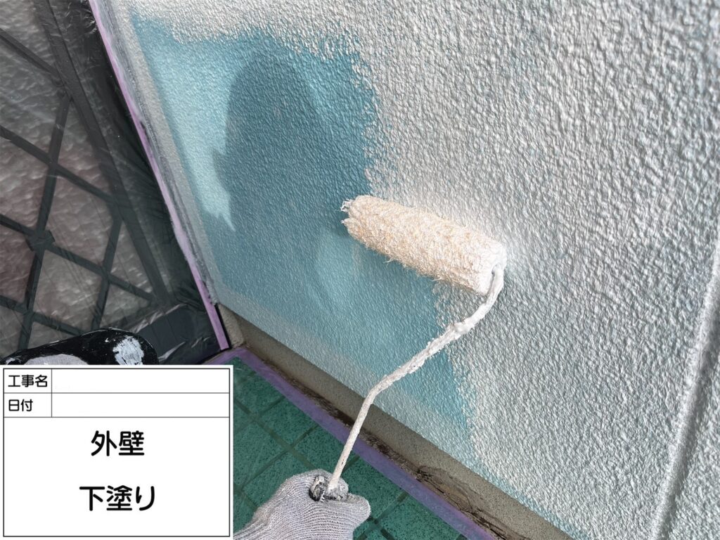 外壁の下塗りです。外壁は数回に分けて塗装を行うことでムラなくきれいに仕上がります。