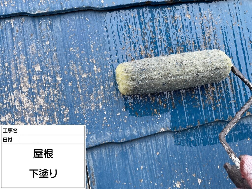 屋根の下塗りです。