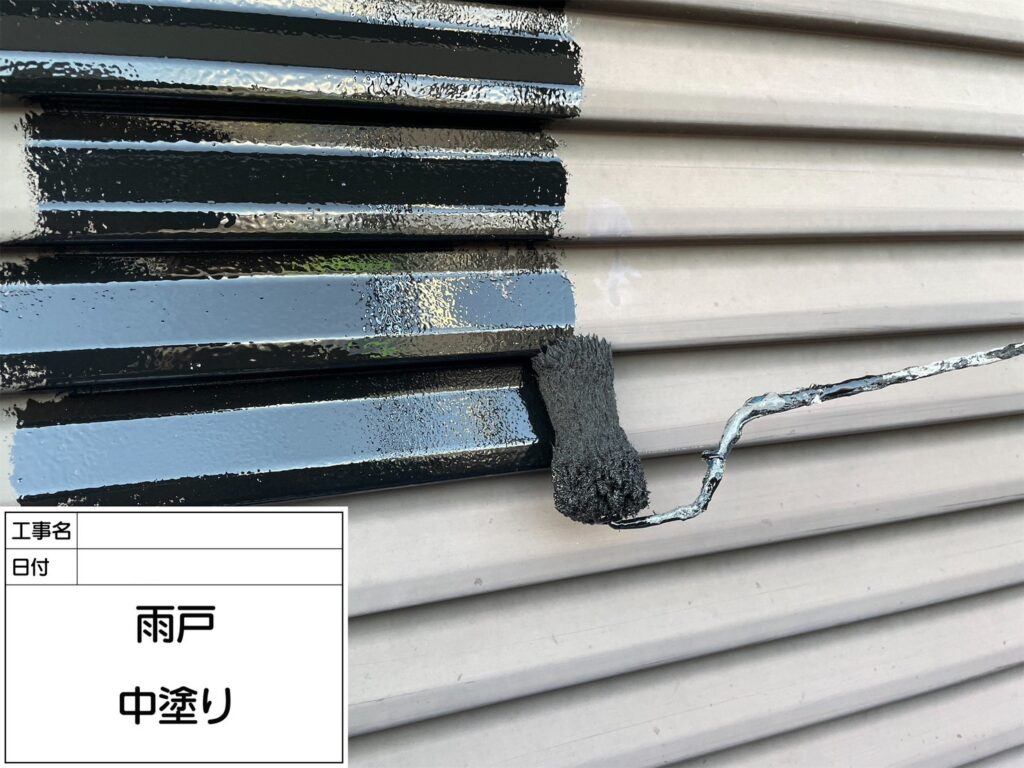 雨戸の中塗りです。