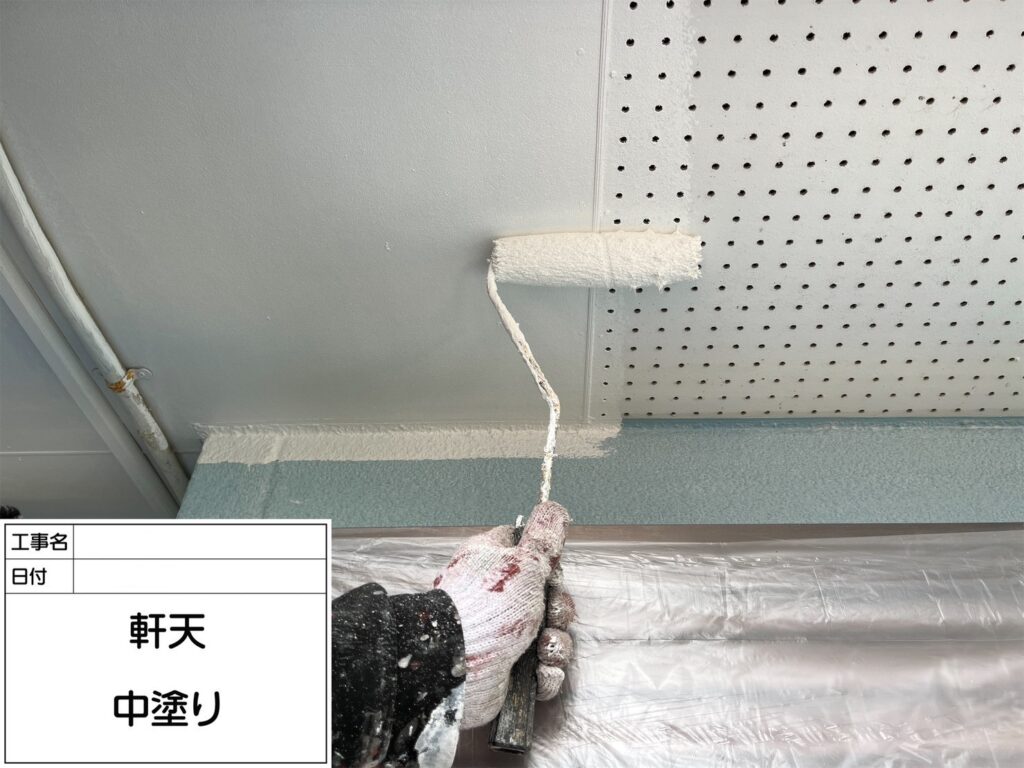 軒天の中塗りです。