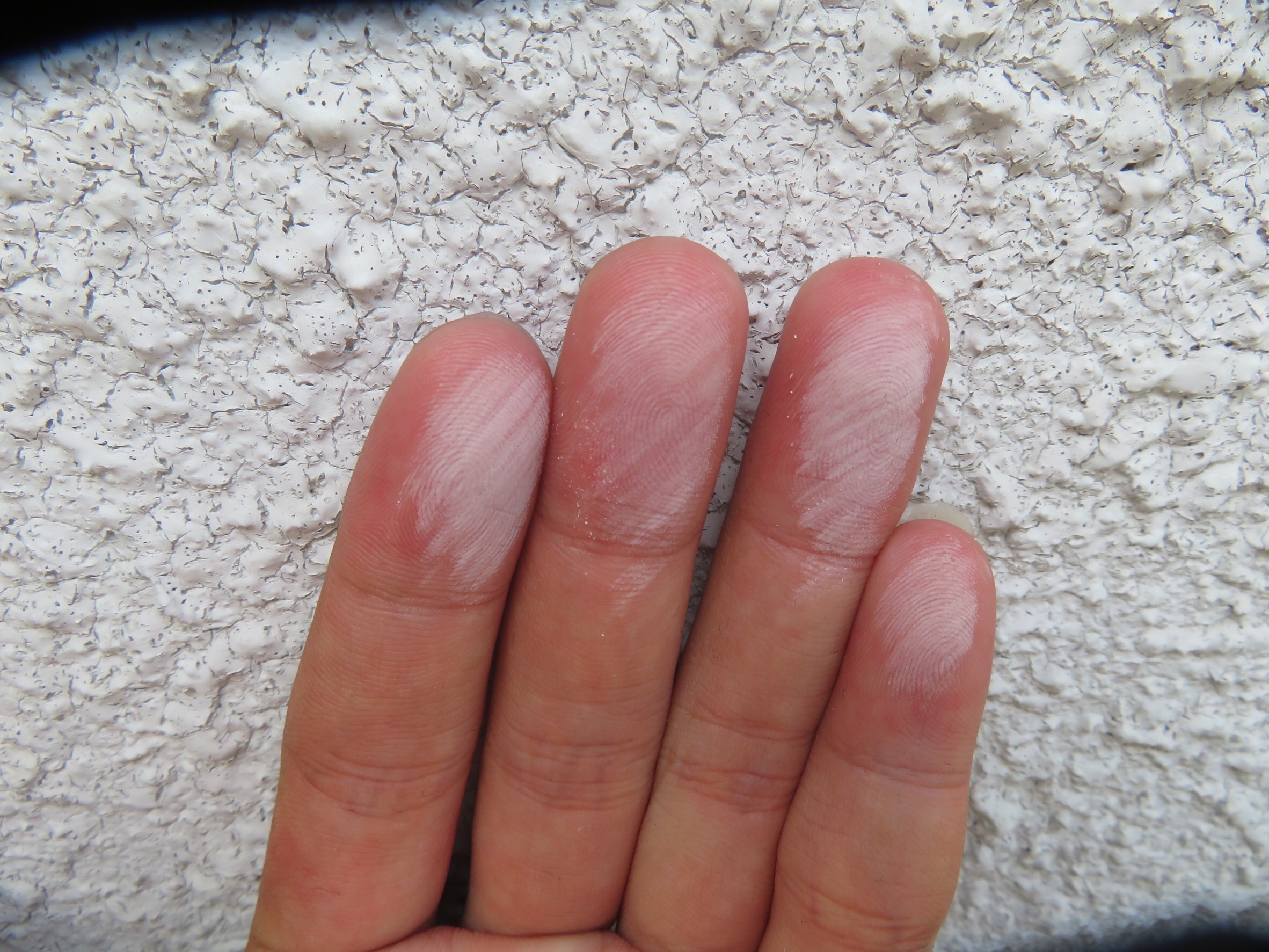 外壁をさわって白くなりますか？チョーキング