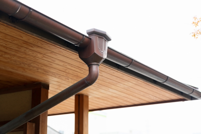 雨樋が壊れたらどうする？修理費用と業者選びのポイント