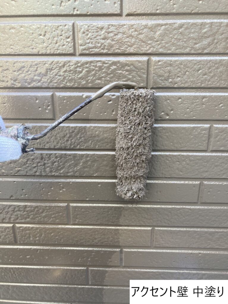 アクセント壁中塗りです。